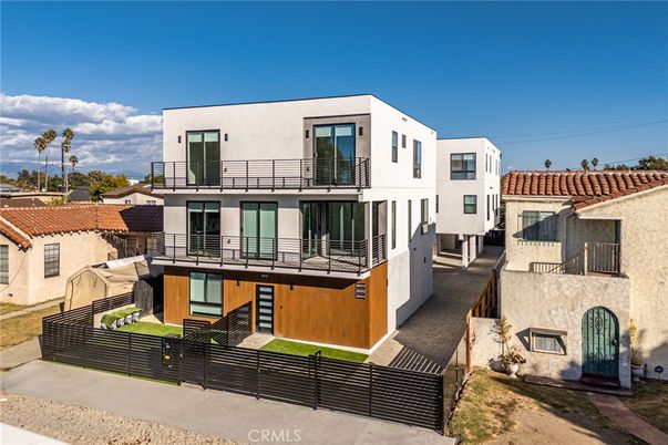 Exterior, Facade, Modern