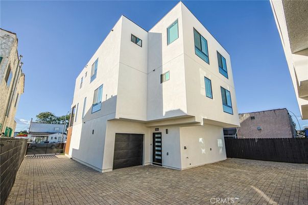 Attached, Exterior, Facade, Modern