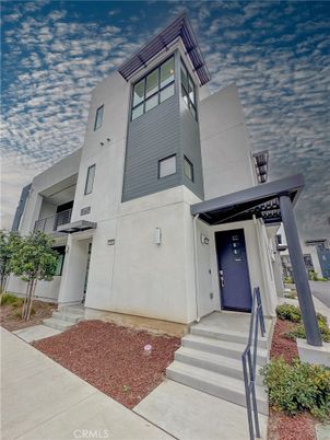 Exterior, Facade, Modern