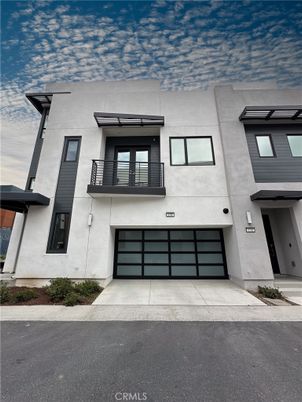 Attached, Exterior, Facade, Rowhouse