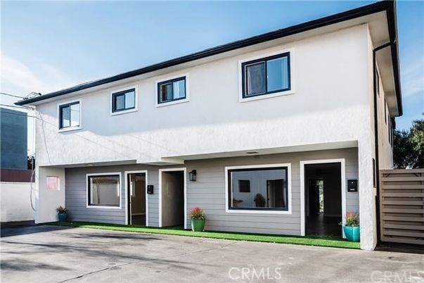 Exterior, Facade, Modern