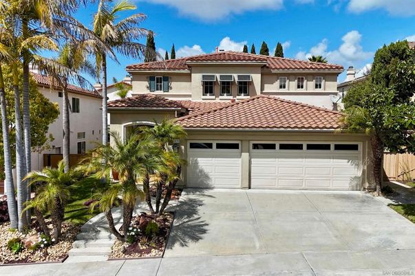 Attached, Exterior, Facade, Mediterranean
