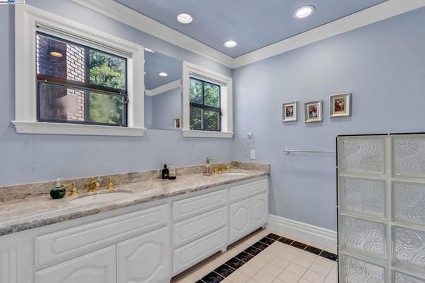 Bathroom, Dual Sink Vanities, Interior, Recessed Lighting