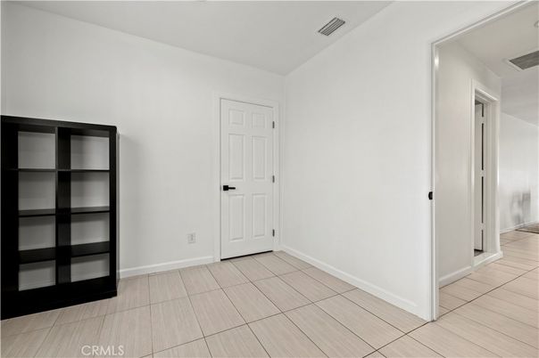 Empty room, Interior