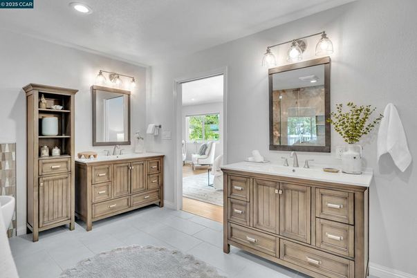 Bathroom, Dual Sink Vanities, Interior, Recessed Lighting