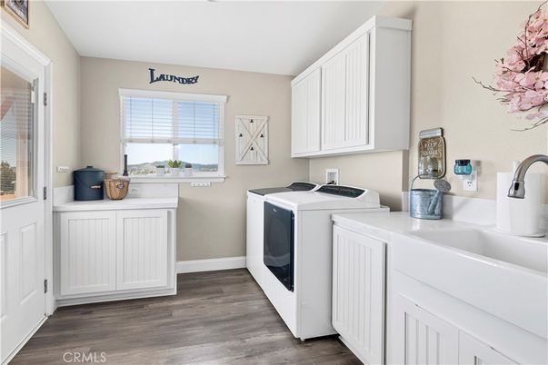 Interior, Washer, Wood Texture Flooring
