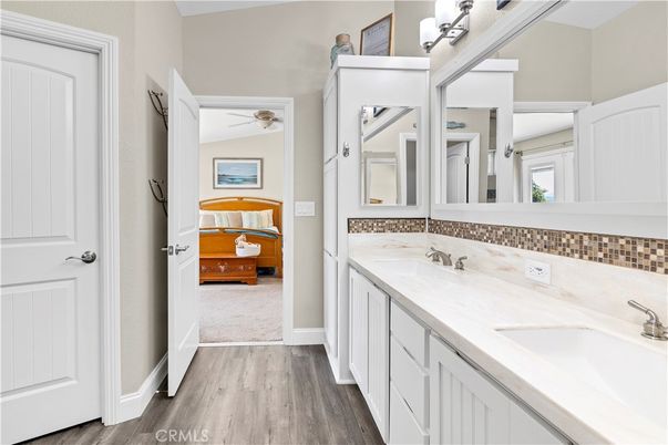 Bathroom, Dual Sink Vanities, Interior, Wood Texture Flooring