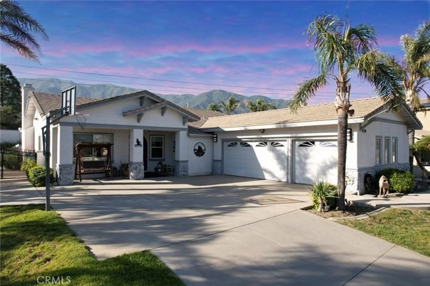 Attached, Exterior, Facade, Ranch