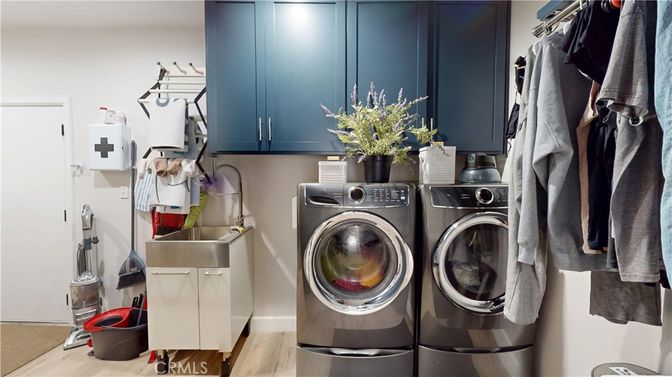 Interior, Washer, Wood Texture Flooring