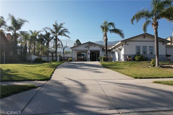 Exterior, Facade, Ranch