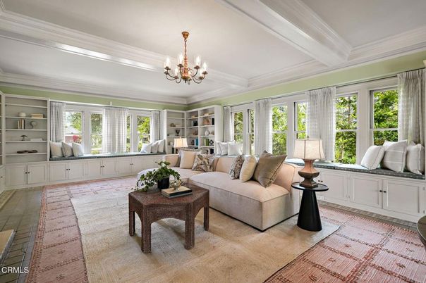 Chandelier, Interior, Living room