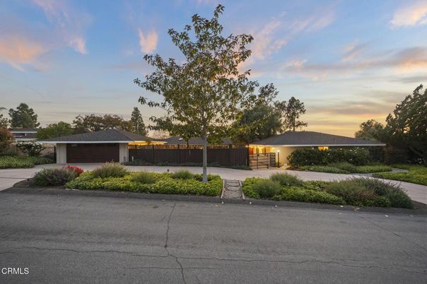 Attached, Exterior, Facade, Ranch