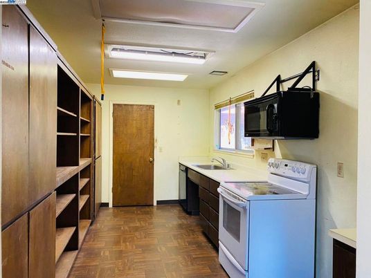 Interior, Washer, Wood Texture Flooring