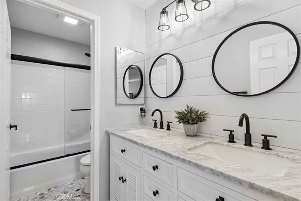 Bathroom, Dual Sink Vanities, Interior