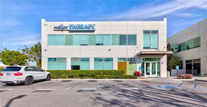 Exterior, Facade, Modern