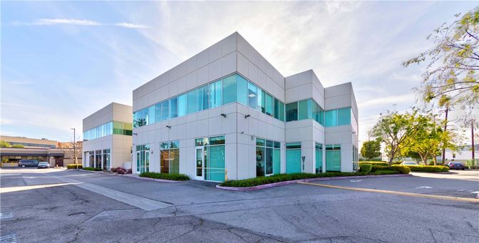 Exterior, Facade, Modern