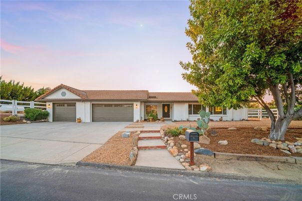 Attached, Exterior, Facade, Ranch