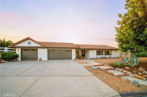 Attached, Exterior, Facade, Ranch