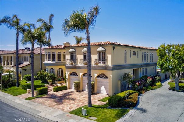 Attached, Exterior, Facade, Mediterranean