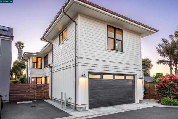 Attached, Exterior, Facade, Modern