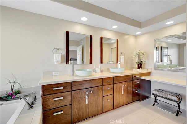 Bathroom, Dual Sink Vanities, Interior, Recessed Lighting