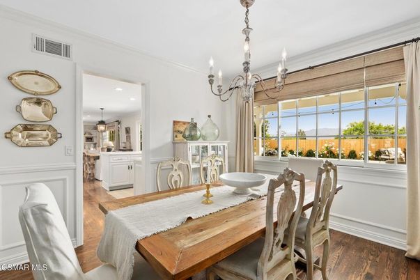 Chandelier, Dining room, Interior, Recessed Lighting, Wood Texture Flooring