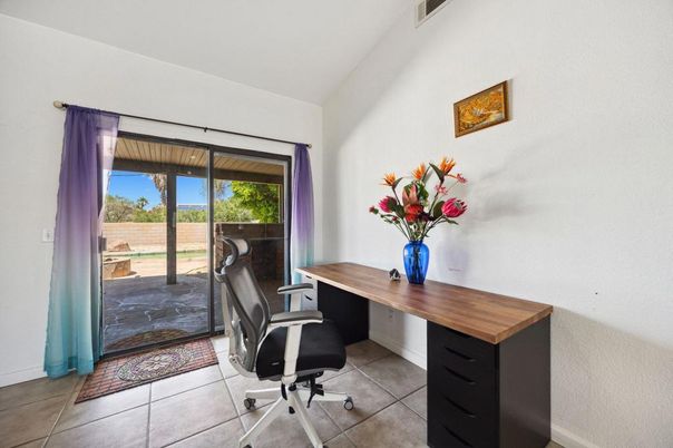 Home Office, Interior