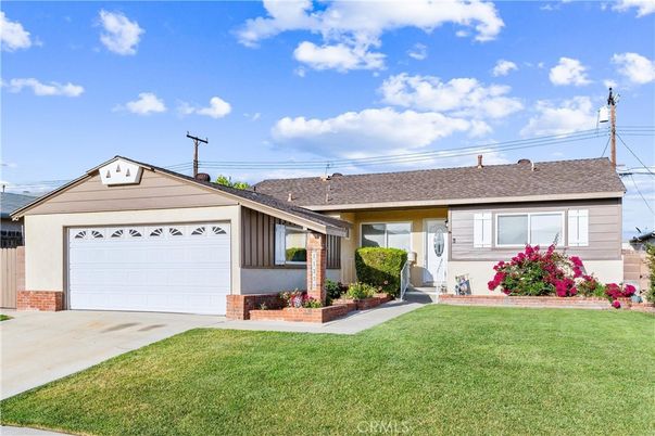 Attached, Exterior, Facade, Ranch