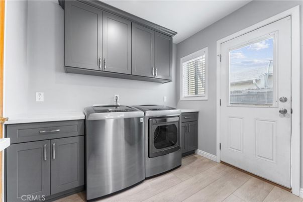 Interior, Washer, Wood Texture Flooring