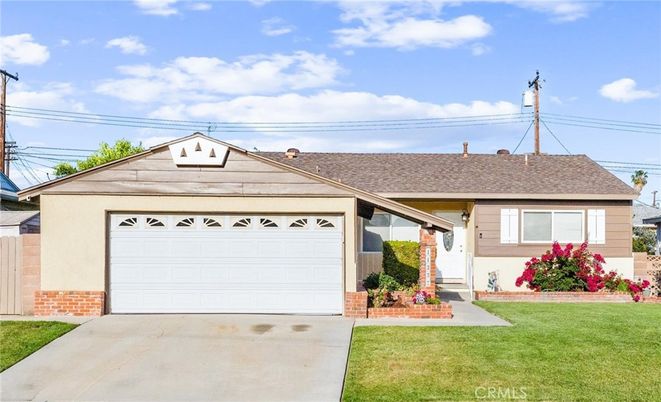 Attached, Exterior, Facade, Ranch