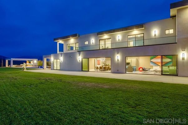 Backyard, Exterior, Facade, Modern