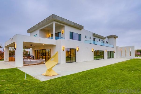 Backyard, Exterior, Facade, Modern