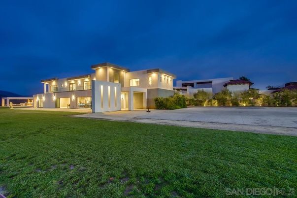 Backyard, Exterior, Facade, Modern