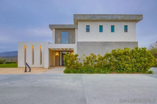 Backyard, Exterior, Facade, Modern