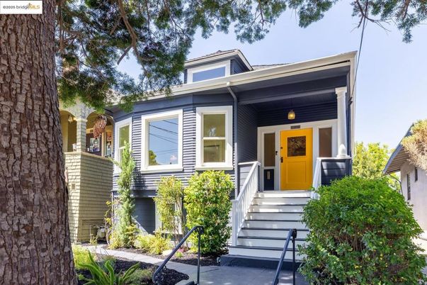 Exterior, Facade, American Foursquare