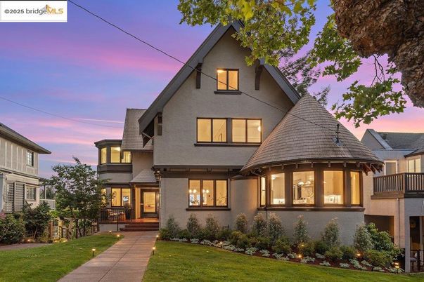 Exterior, Facade, Queen Anne Victorian