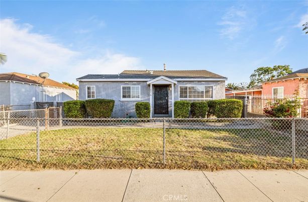Exterior, Facade, Ranch