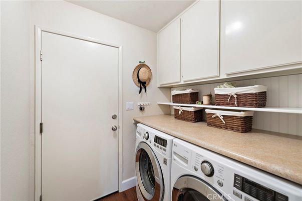 Interior, Washer, Wood Texture Flooring