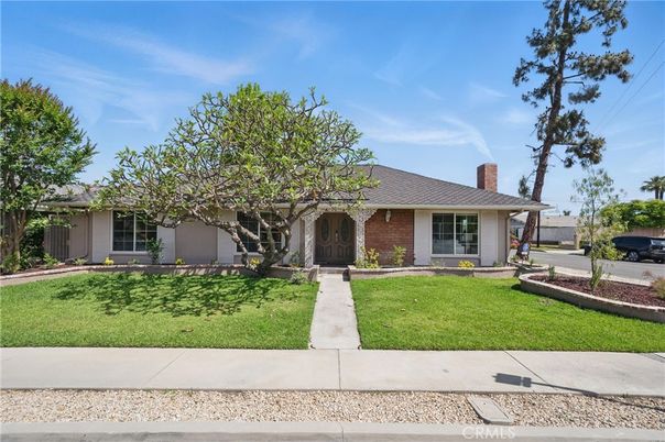 Backyard, Exterior, Facade, Brick Facade, Ranch
