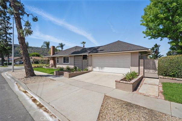 Attached, Exterior, Facade, Ranch