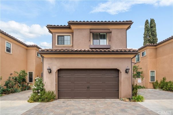 Attached, Exterior, Facade, Mediterranean