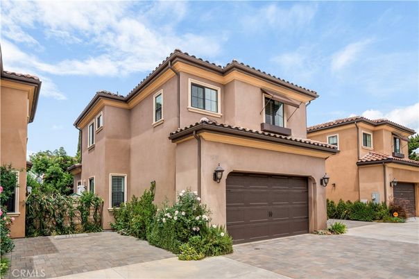 Attached, Exterior, Facade, Mediterranean