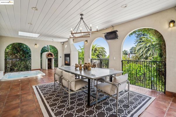 Dining room, Fireplace, Hot Tub, Interior, Pendant Lights, Recessed Lighting