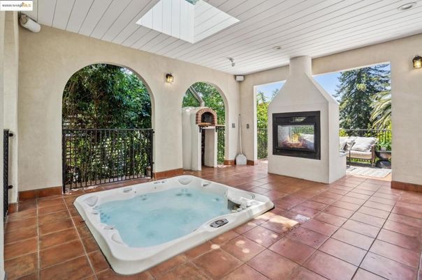 Exterior, Fireplace, Hot Tub