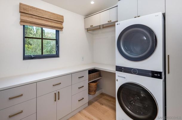 Interior, Recessed Lighting, Washer, Wood Texture Flooring