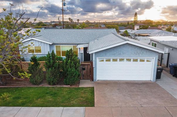 Attached, Exterior, Facade, Ranch