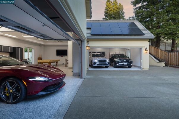 Backyard, Exterior, Facade, Solar Panels, Modern