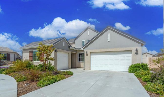 Attached, Exterior, Facade, American Craftsman