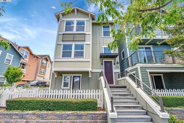 Exterior, Facade, Rowhouse