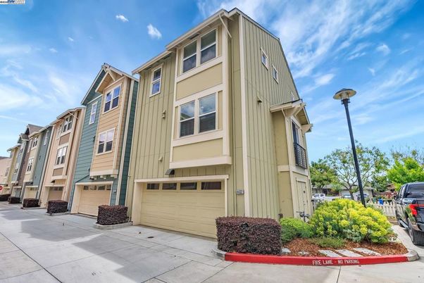 Attached, Exterior, Facade, Rowhouse